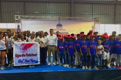 Gobierno impulsa el deporte en Azua: Inaugura multiuso y anuncia seis más