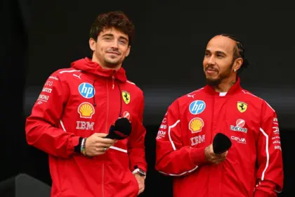 Hamilton y Leclerc restan importancia a críticas de Elkann en Ferrari