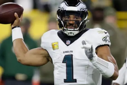 Jalen Hurts: Sin inmutarse ante críticas en los Eagles, enfocado en mejorar