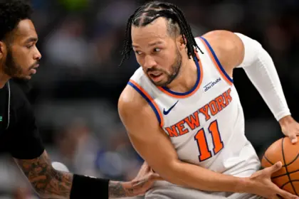Brunson lidera a Knicks sobre Mavs en regreso triunfal con 28 puntos