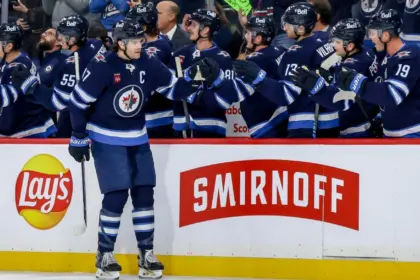 Jets Aseguran a Adam Lowry: Extensión Millonaria para el Capitán 12 Jets Aseguran a Adam Lowry: Extensión Millonaria para el Capitán