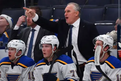 Treliving respalda a Berube pese a mal inicio de los Leafs en la NHL