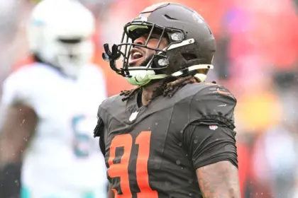 Browns Aseguran a Alex Wright: Extensión Millonaria de 3 Años