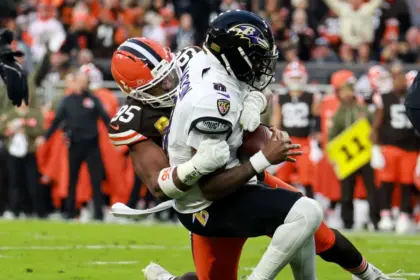 Jackson, preocupado por los sacks: "Tengo que hablar con la línea ofensiva"