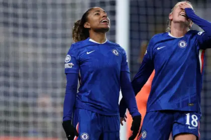 Bompastor, DT del Chelsea, Fustigada por Fallo Eléctrico vs. Barcelona