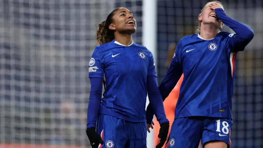 Bompastor, DT del Chelsea, Fustigada por Fallo Eléctrico vs. Barcelona