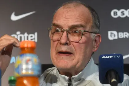 Bielsa Confirma Continuidad en Uruguay Tras Derrota Ante EE.UU. Rumbo al Mundial