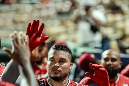 Leones y Gigantes: Dividen honores en doble jornada de béisbol en el Quisqueya