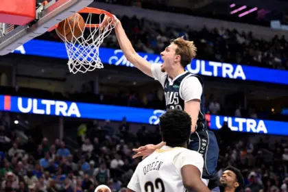 Flagg vence a Queen en duelo de novatos: 29 puntos y remontada para Mavs