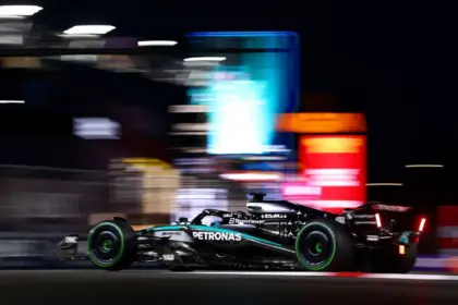 Russell Impone Ritmo en Las Vegas, McLaren Lucha en FP3