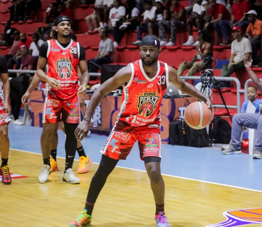 Pueblo Nuevo y Ciro Pérez brillan en vibrante jornada del baloncesto de San Cristóbal