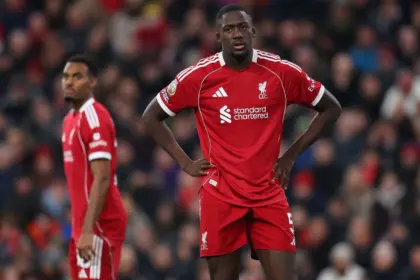 Liverpool Humillado: Konaté y Isak Sufren en Derrota 3-0 ante Forest