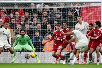 VAR Polémico: Murillo Anota, Mano de Igor Jesus Anulada en Liverpool vs Forest