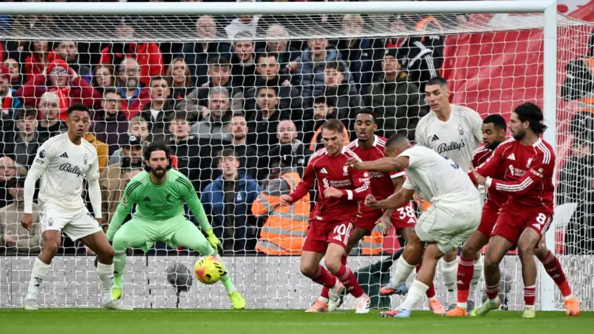 VAR Polémico: Murillo Anota, Mano de Igor Jesus Anulada en Liverpool vs Forest