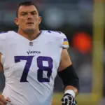 Vikings Activan a Ryan Kelly Tras Conmociones: Refuerzo Para la Línea Ofensiva