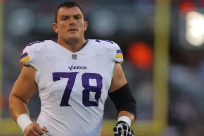 Vikings Activan a Ryan Kelly Tras Conmociones: Refuerzo Para la Línea Ofensiva