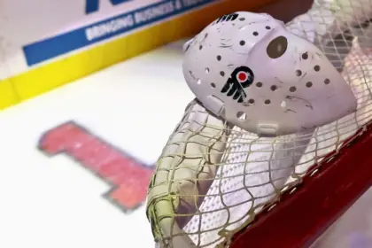 Flyers Rinden Homenaje a Bernie Parent: Leyenda del Hockey Honrada en Filadelfia