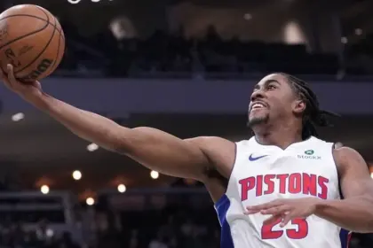 Ivey Regresa Triunfal: Pistons Extienden Racha Histórica con 12 Victorias