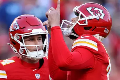 Chiefs remontan a Colts con defensa clave y Mahomes encendido