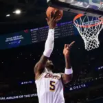 Ayton Sale de la Cancha: Contusión de Rodilla Frena a los Lakers vs Jazz