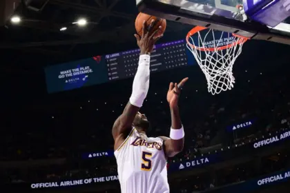Ayton Sale de la Cancha: Contusión de Rodilla Frena a los Lakers vs Jazz
