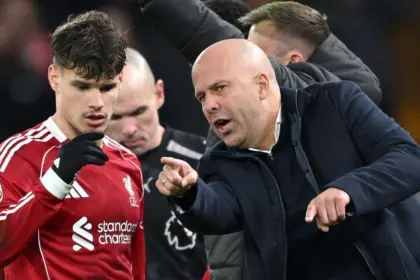 Neville aconseja a Liverpool: Cambiar defensa para salir de crisis en Premier