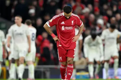 Rooney Pide a Slot Sacar a Salah del 11 Inicial del Liverpool