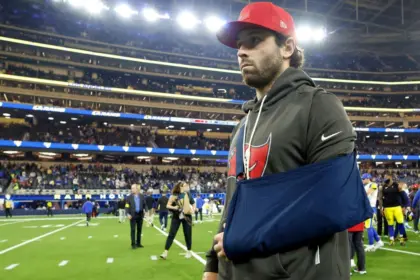 Baker Mayfield: Lesión en el hombro, pero sin daño grave para los Buccaneers