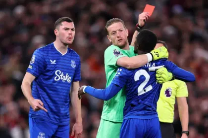 Gueye, expulsado por agredir a Keane: Everton sorprende al United