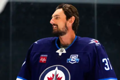 Hellebuyck, portero estrella de los Jets, fuera 4-6 semanas por lesión