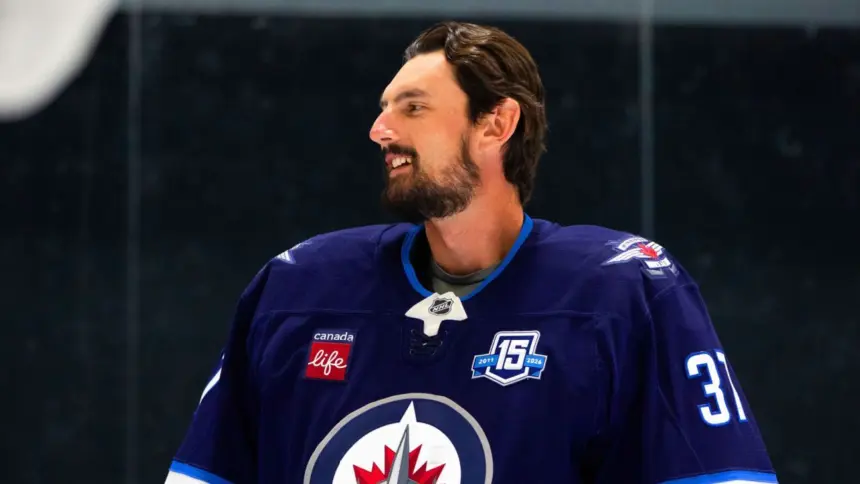 Hellebuyck, portero estrella de los Jets, fuera 4-6 semanas por lesión