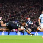 Inglaterra Sufre, Pero Vence a Argentina: Ojomoh Brilla en Victoria 27-23