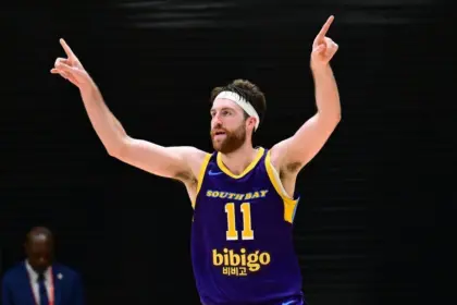 Lakers: Ayton Fuera por Lesión, Drew Timme Firma Contrato Two-Way