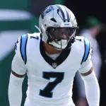 Moehrig de Panthers Suspendido por Golpe Bajo a Jennings: Apelación en Curso