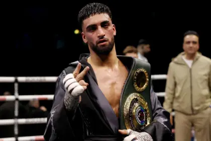 Adam Azim: Estrella del Boxeo Británico Anuncia Retorno Triunfal en Enero