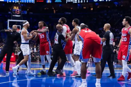 Suggs Expulsado y Cuatro Técnicos en Bronca Magic vs 76ers