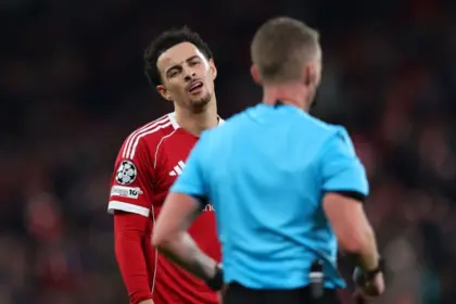 Jones EXPLOTA contra Liverpool: "Inaceptable", Slot en la cuerda floja