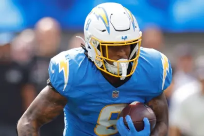 Hampton, corredor de los Chargers, revela fractura y espera jugar vs. Raiders