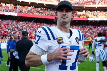 Jones se Recupera: Jugará con los Colts a pesar de lesión en la fíbula.