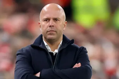 Slot se mantiene: Promete lucha en Liverpool tras debacle en Champions