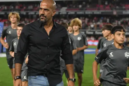 Verón, ex Manchester United, Suspendido 6 Meses por Protesta en Argentina