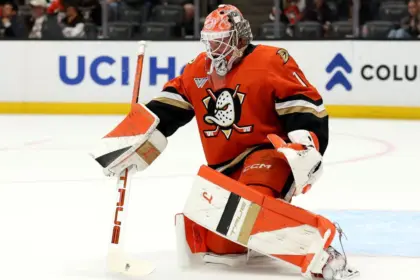 Dostal, portero de los Ducks, fuera 2-3 semanas por lesión 14 Dostal, portero de los Ducks, fuera 2-3 semanas por lesión