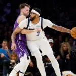 Davis Regresa en Derrota: Doncic y Reaves Brillan ante los Mavs