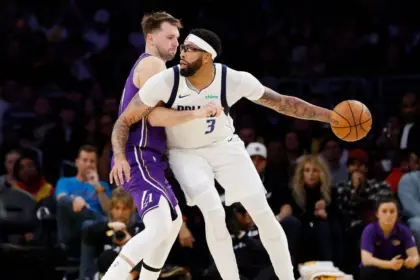 Davis Regresa en Derrota: Doncic y Reaves Brillan ante los Mavs