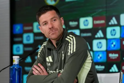 Alonso: Vestuario del Real Madrid sólido, desmiente rumores de crisis