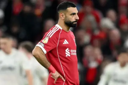 Salah, relegado al banquillo: Slot sorprende en el Liverpool