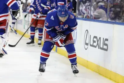 Adam Fox a la LTIR: Rangers pierden defensa clave por lesión