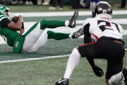 Mitchell se Redime: Anota TD con Jets tras Error con Colts