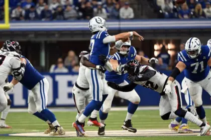 Colts Caen Ante Texans: Jones Limitado por Lesión, Ofensiva en Apuros