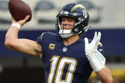 Herbert sufrio fractura en la mano, espera jugar vs Eagles en la NFL